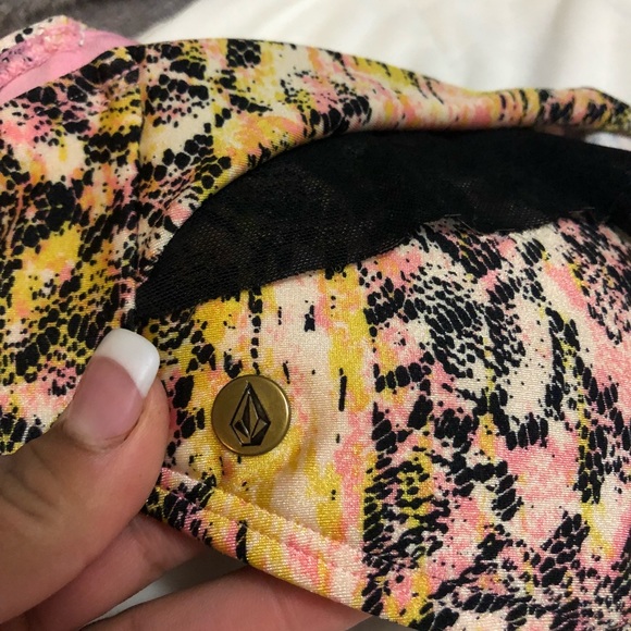 2 Victoria secret 1 roxy bathing suits - Picture 5 of 5